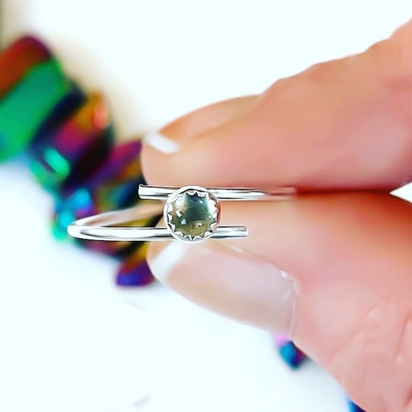 925 Sterling Silver 4mm Labradorite Bypass Ring - Picture 1 of 14